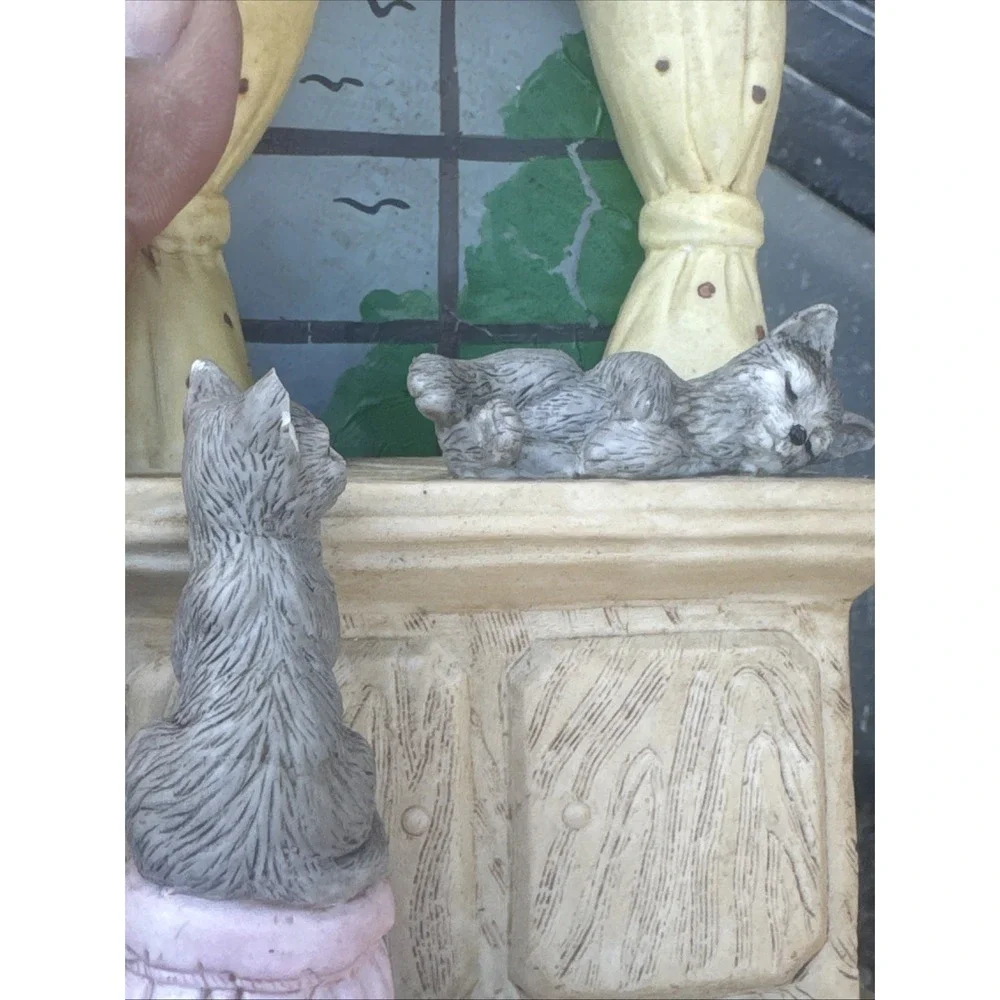 Vintage Mann Two Kitty Cats by Window Porcelain Music‎ Box